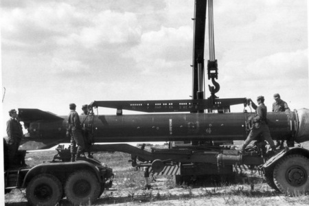 Vykládání rakety Scud 