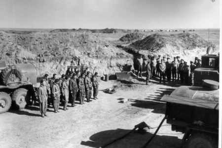 Nastoupená jednotka připravená k plnění nádrží rakety 