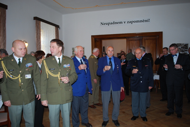 Setkání veteránů na vojenském klubu