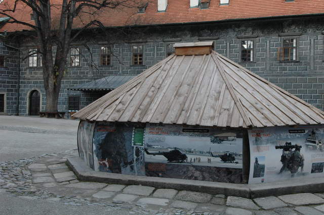 Informační panely projektu Víte, že... na nádvoří zámku Český Krumlov