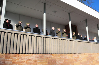 Tribuna s příslušníky velení UO a hosty