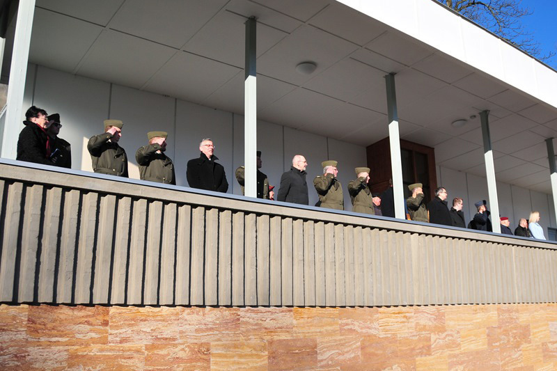 Tribuna s příslušníky velení UO a hosty