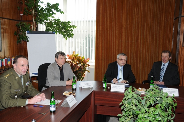Představitelé Univerzity obrany a České pobočky AFCEA 