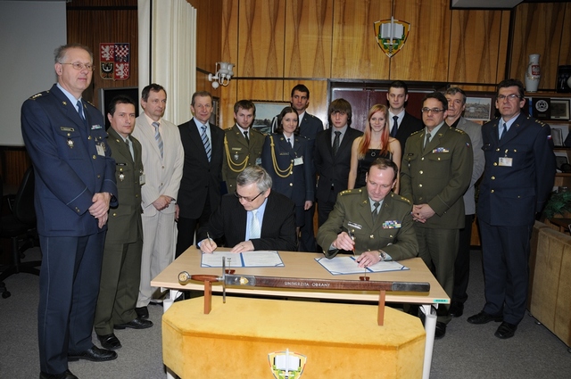 Podpis memoranda o spolupráci Univerzity obrany a České pobočky AFCEA