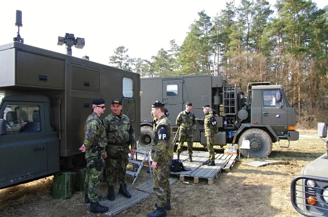 Vojensští policisté u monitorovacího stanoviště