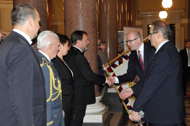 Organizátoři z Československé obce legionářské vítají předsedu vlády Bohuslava Sobotku ve vstupním foyer pražského Rudolfina