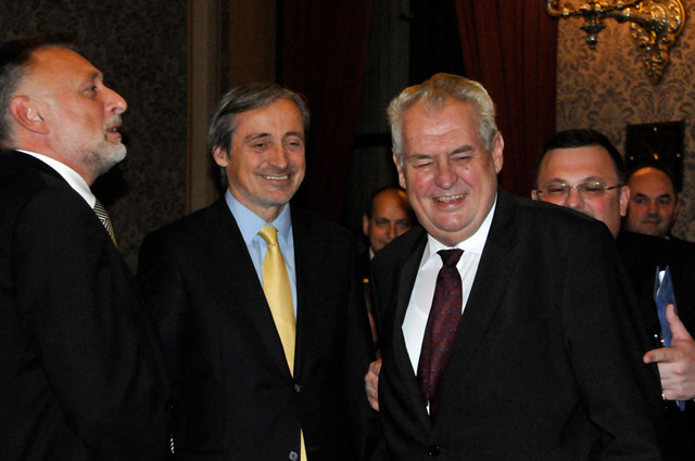 Slavnostní koncert v předvečer státního svátku byl příležitostí k setkání prezidenta republiky Miloše Zemana s ministrem obrany Martinem Stropnickým