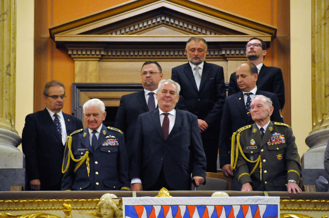 V prezidentské lóži zasedli spolu s vrchním velitelem Ozbrojených sil ČR Milošem Zemanem také váleční veteráni - generálové Emil Boček a Jaroslav Klemeš