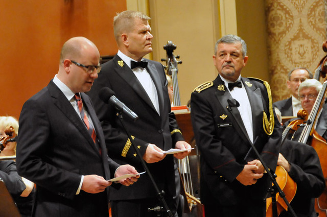 Úvodní proslovy pronesli s předsedou české vlády také oba náčelníci generálních štábů AČR a Ozbrojených sil SR