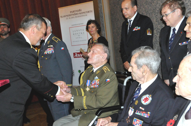 O přestávce převzali váleční veteráni vyznamenání od náčelníka Generálního štábu AČR generálporučíka Josefa Bečváře a náčelníka GŠ OSSR generála Milana Maxima. Ten na snímku blahopřeje generálovi Jaroslavovi Klemešovi