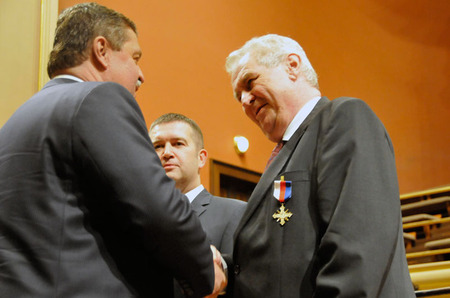Předseda ČsOL Pavel Budínský předal nejvyšší vyznamenání organizace, kterou vede, prezidentu republiky a vrchnímu veliteli Ozbrojených sil ČR Miloši Zemanovi