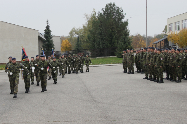 Slavnostní nástup byl zahájen přinesením bojových praporů pluku a oddílů