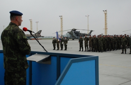 Náčelník štábu  - plk. Aloiz Matýzka vydává pokyny jednotkám