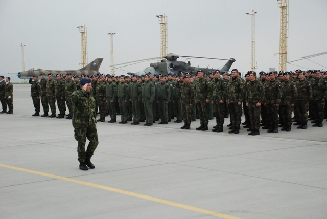 Velitel základny plk. Svoboda při zdravici jednotek