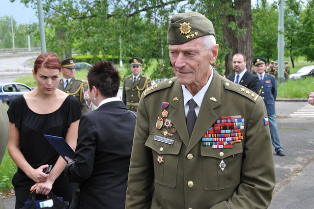 Účastníkem pietní vzpomínky u mostu Barikádníků byl také plukovník Václav Přibyl, veterán 2. světové války