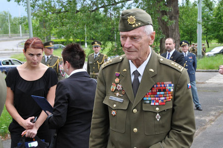 Účastníkem pietní vzpomínky u mostu Barikádníků byl také plukovník Václav Přibyl, veterán 2. světové války