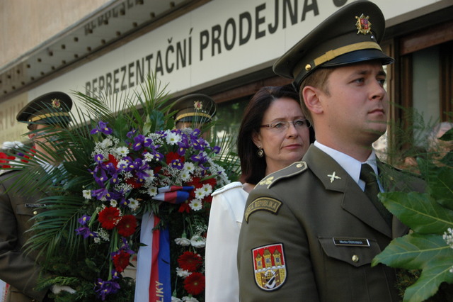 Mezi těmi, kdo se u Českého rozhlasu poklonili památce padlých, byla i předsedkyně Parlamentu ČR Miroslava Němcová