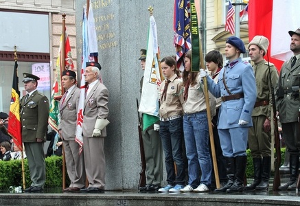 Čestná stráž v dobových i současných uniformách u plzeňského Památníku Díky, Ameriko!