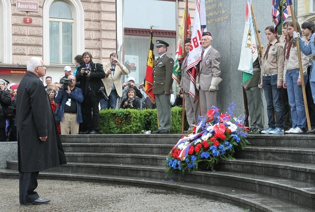 Smuteční věnec k pomníku položil jako první prezident Václav Klaus