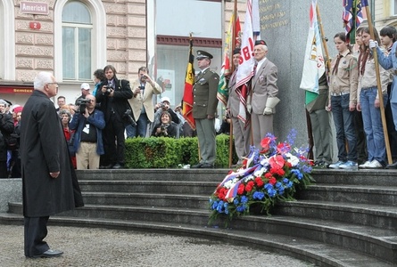 Smuteční věnec k pomníku položil jako první prezident Václav Klaus