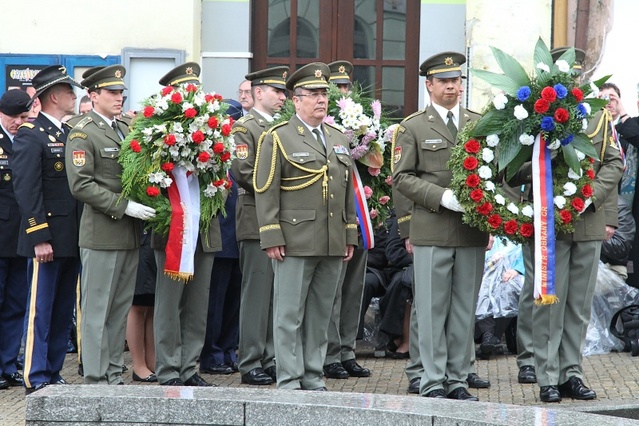Smuteční věnce k památníku položili také představitelé Armády České republiky