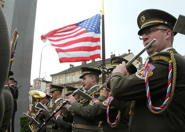 Ke slavnostní atmosféře v Plzni přispěla také vojenská hudba