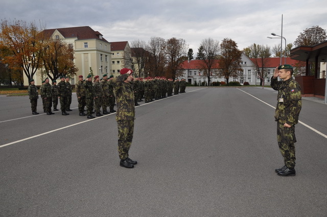 Kapitán Martin Kutil podává hlášení kapitánu Karlu Michenkovi u příležitosti slavnostního nástupu