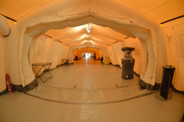 Hlavní koridor polní nemocnice v Hradci Králové