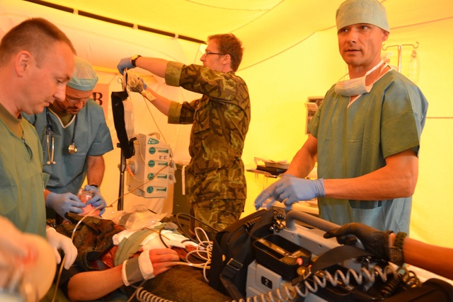 Ihned se dostává do rukou lékařů