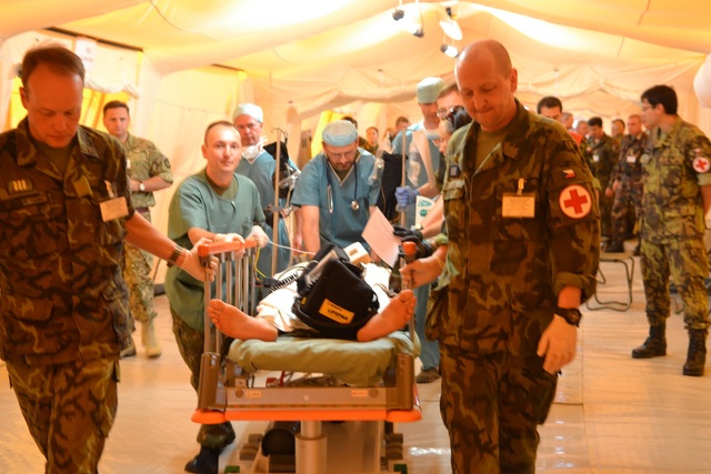 Zraněný voják je převážen k dalším vyšetřením a pak míří na operační sál