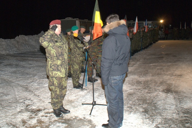 Ředitel závodu WS 2011 plukovník gšt. Josef Trojan podává hlášení náměstkovi ministra obrany pro personalistiku Michaelu Hrbatovi