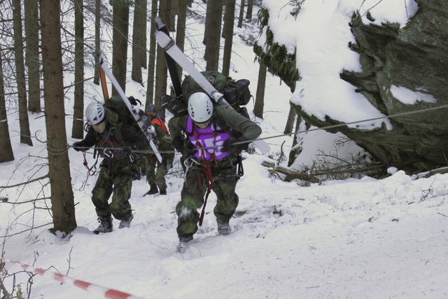 Výstup na vrchol třicetimetrové skály