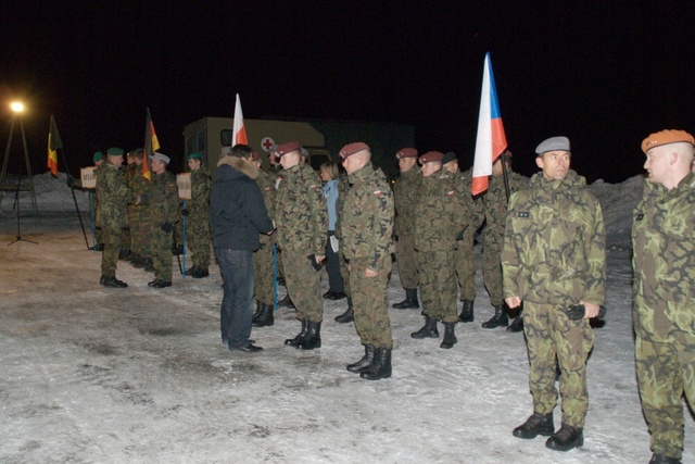 Náměstek Michael Hrbata a brigádní generál Miroslav Žižka se zdraví s vedoucími družstev