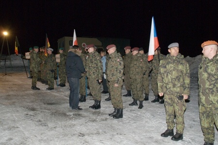 Náměstek Michael Hrbata a brigádní generál Miroslav Žižka se zdraví s vedoucími družstev