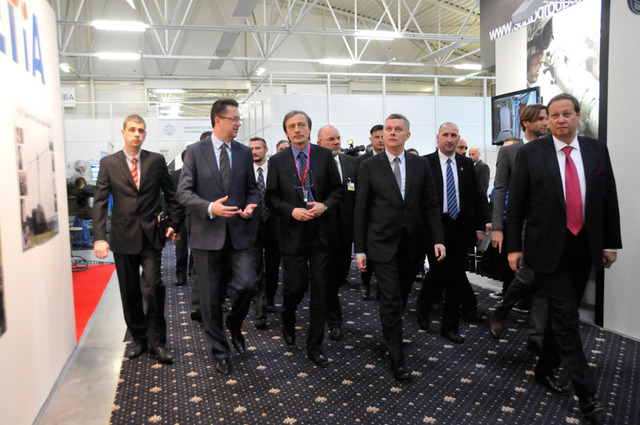 Ministři obrany zemí  V4 navštívili v Bratislavě 5. ročník mezinárodní výstavy obranné techniky IDEB 2014, která v pátek 16. května končí