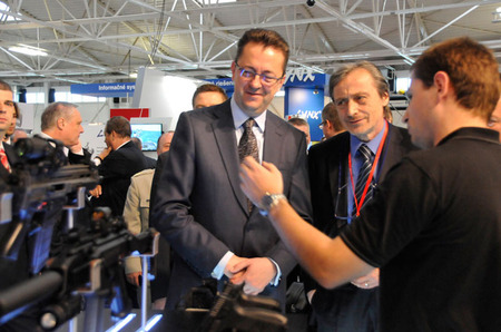 Krátká zastávka ministrů V4 patřila stánku České zbrojovky