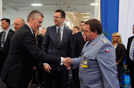 Ministry Visegrádské čtyřky přivítal na stánku Ministerstva obrany ČR plk. gšt. Ladislav Košner