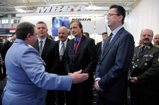 Plukovník Košner hostům představil aktivity, které nabízí návštěvníkům stánek českého ministerstva obrany