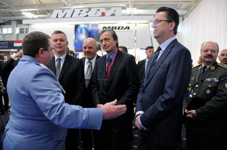 Plukovník Košner hostům představil aktivity, které nabízí návštěvníkům stánek českého ministerstva obrany