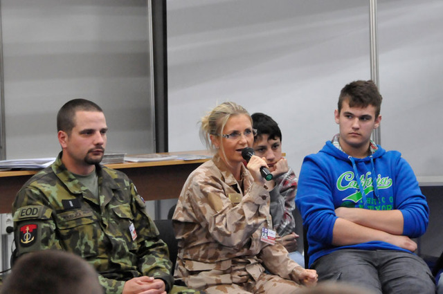 Psycholožka Helena Sováková v besedě se studenty vysvětlovala psychologické aspekty počínání vojáků v krizových sitaucích