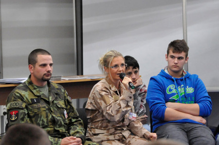 Psycholožka Helena Sováková v besedě se studenty vysvětlovala psychologické aspekty počínání vojáků v krizových sitaucích