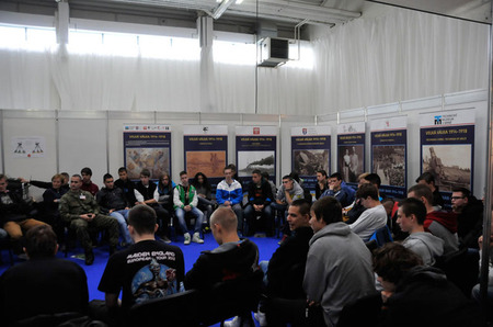 Také v pátek 16. května byl doprovodný program Ministerstva obrany ČR velmi úspěšný a těšil se zájmu studentů