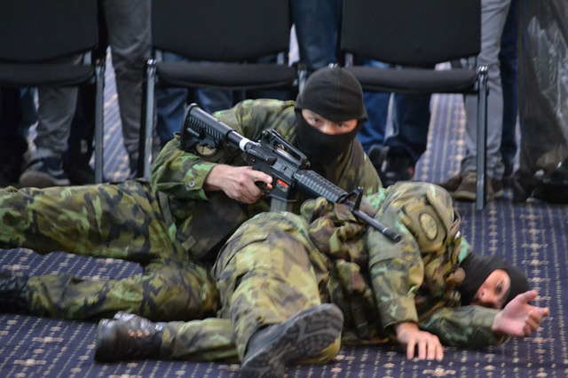 Vojáci ze 74. lehkého motorizovaného praporu z Bučovic předvedli bojové umění MUSADO Jejich kolegové mjr. Tomáš Suchý, kpt. Stanislav Kočica npor. Jakub Novotný a další se skvěle zhostili besedy v předcházejícím dni