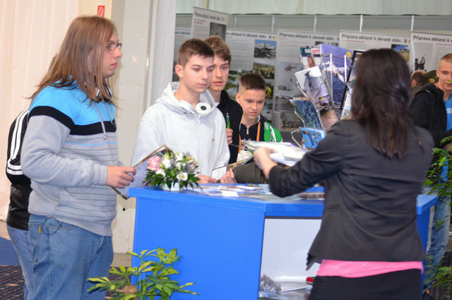 Někteří studenti obdrželi za svou aktivitu při besedě drobné upomínkové dárky od českého ministerstva obrany