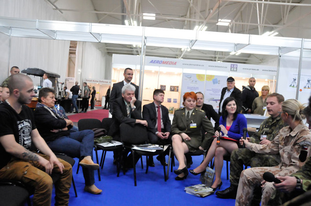 Druhým doprovodným programem bylo představení projektu Přípravy občanů k obraně státu, kterého se ujala Michaela Zacharová a následující velmi živá beseda s vojáky z bučovického praporu, kteří se podělili o své zážitky nejen ze zahraničních misí, ale odpovídali i na nejrůznější dotazy diváků týkající se současné služby v české armádě