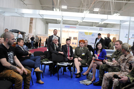 Druhým doprovodným programem bylo představení projektu Přípravy občanů k obraně státu, kterého se ujala Michaela Zacharová a následující velmi živá beseda s vojáky z bučovického praporu, kteří se podělili o své zážitky nejen ze zahraničních misí, ale odpovídali i na nejrůznější dotazy diváků týkající se současné služby v české armádě