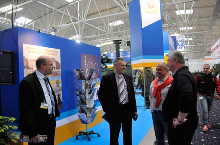 Prezident Asociace českého obranného a bezpečnostního průmyslu Jiří Hynek (uprostřed) u stánku Ministerstva obrany ČR