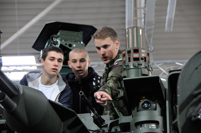 Zájem, zvláště mezi mládeží, byl o techniku - vojáci z Bučovic trpělivě vysvětlují, co jejich obrněný transportér Pandur dokáže