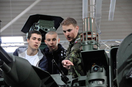 Zájem, zvláště mezi mládeží, byl o techniku - vojáci z Bučovic trpělivě vysvětlují, co jejich obrněný transportér Pandur dokáže