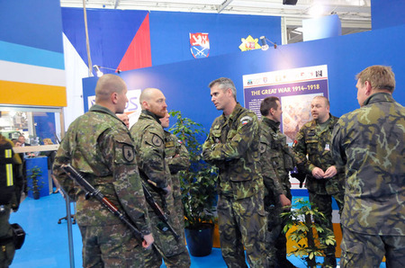 Veletrh je také příležitostí vyměnit si poznatky s vojáky spřátelených armád - čeští a slovenští pyrotechnici si mají vždy o čem povídat